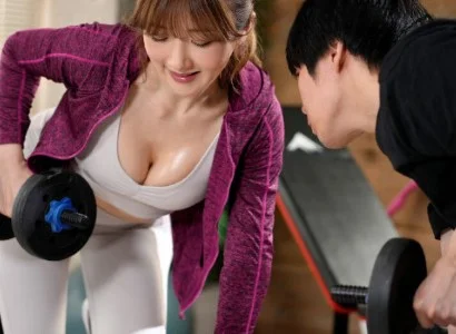 Chàng trai số hưởng và cô nàng PT gợi cảm cưỡi nhau như thể không ai biết