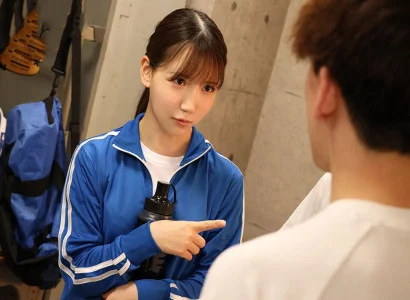 cô gái xinh cùng các thành viên câu lạc bộ bóng đá quan hệ tập thể với cô gái xinh giữa sân