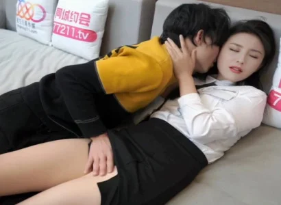 Cô nàng thư ký bí mật địt với sếp vì tiền
