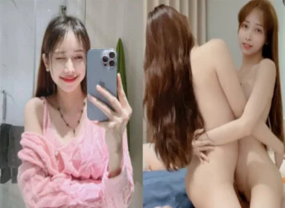 Lâm Thái Vy và người bạn gái thân móc bím trên sóng livestream