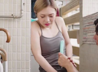 Người vợ trẻ giúp em dâu làm cha mẹ