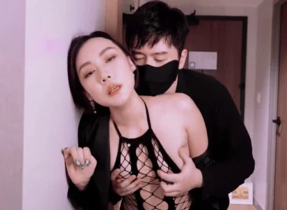Bà vợ bán thân cho ông sếp để trả nợ cho chồng